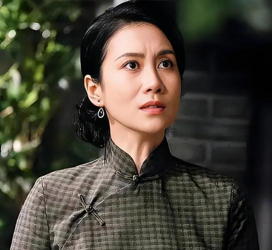 温峥嵘真听劝！4月20日她发文“在线听劝嵘，拍戏！”，宣布退出《乘风2026》，