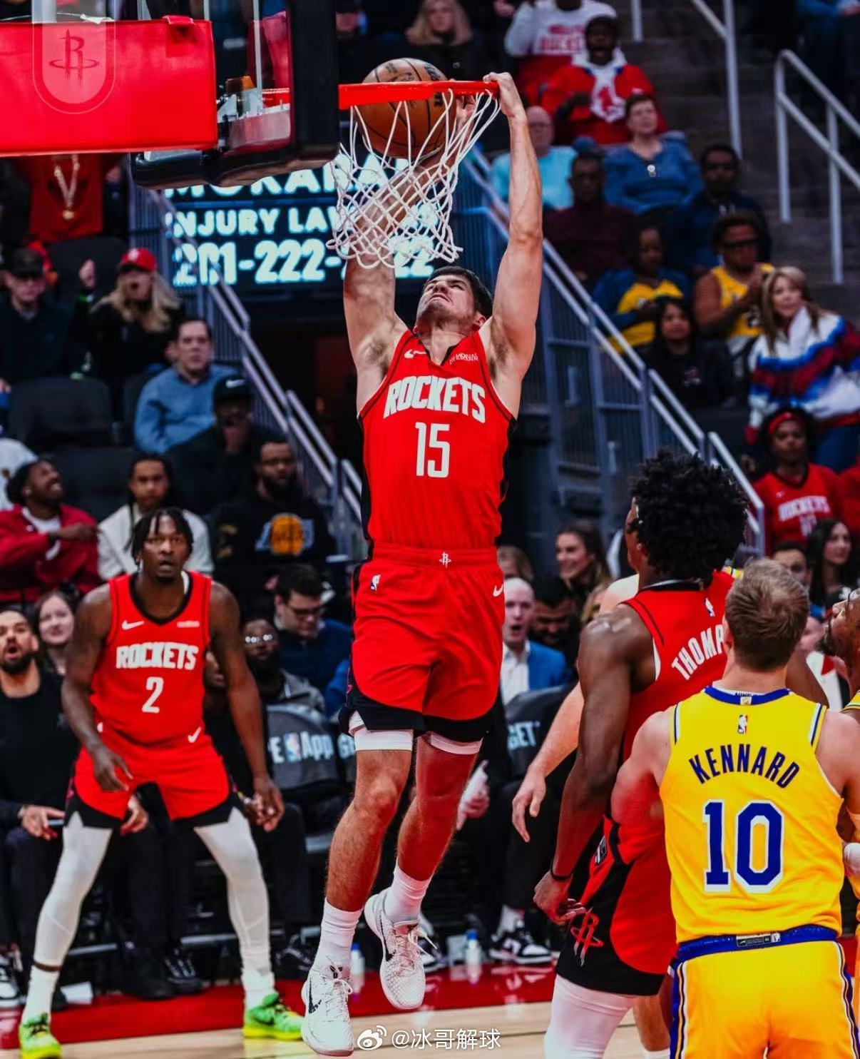 湖人vs火箭比赛激战正酣，当前比分湖人67-60火箭，分差被缩小。詹姆斯半场8投