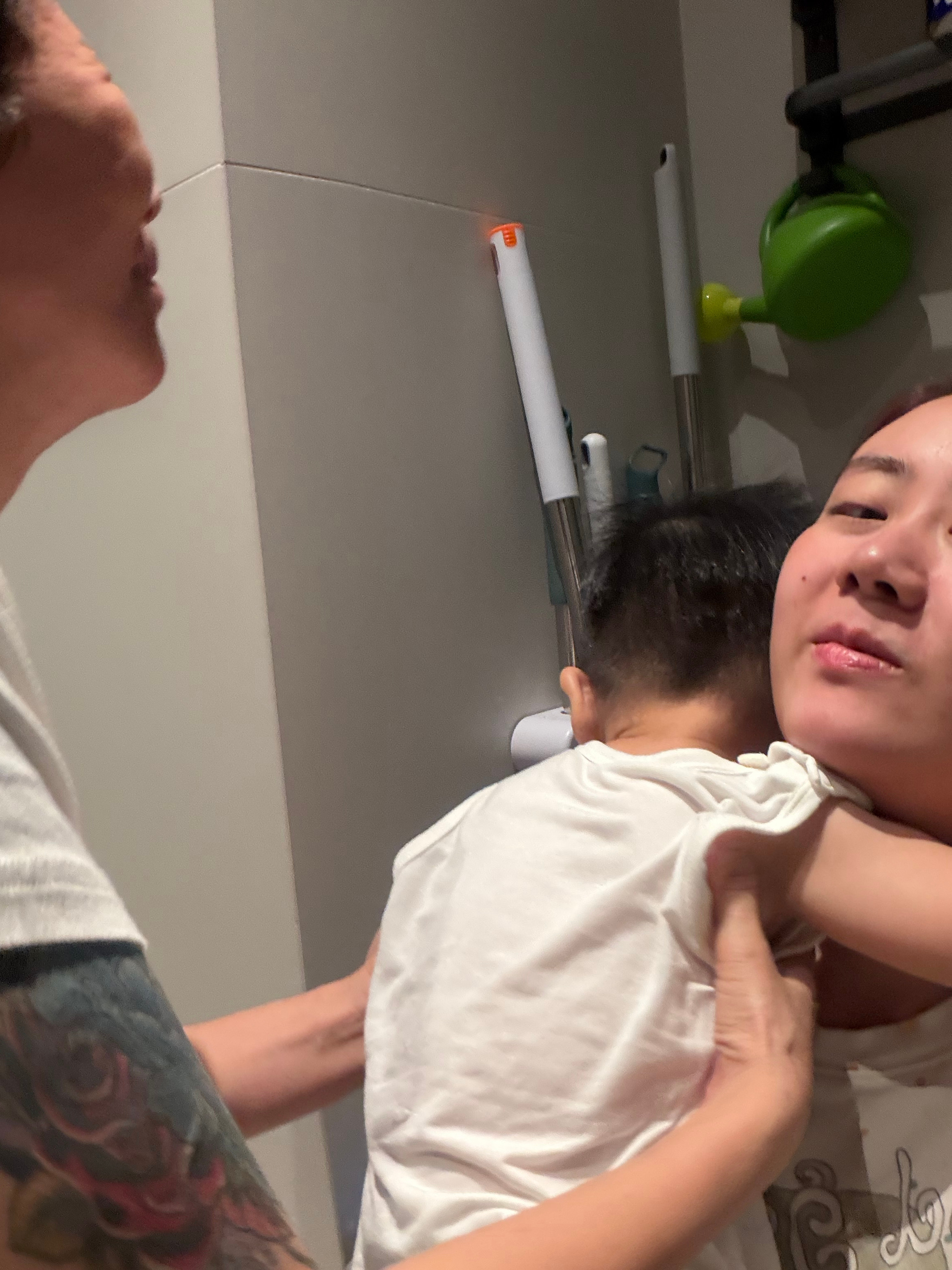 谁家小孩妈妈拉屎还得抱着啊