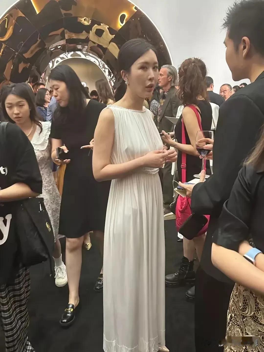 就这形象，还自称是贵族，有点名不符实啊，我觉得这女人有吹牛。
贵族是先天养成的，