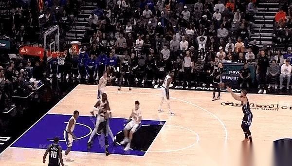 艾顿那个球，真的给我看笑了。
人家萨博尼斯在三分线外投篮，他搁篮底下伸个手，做了