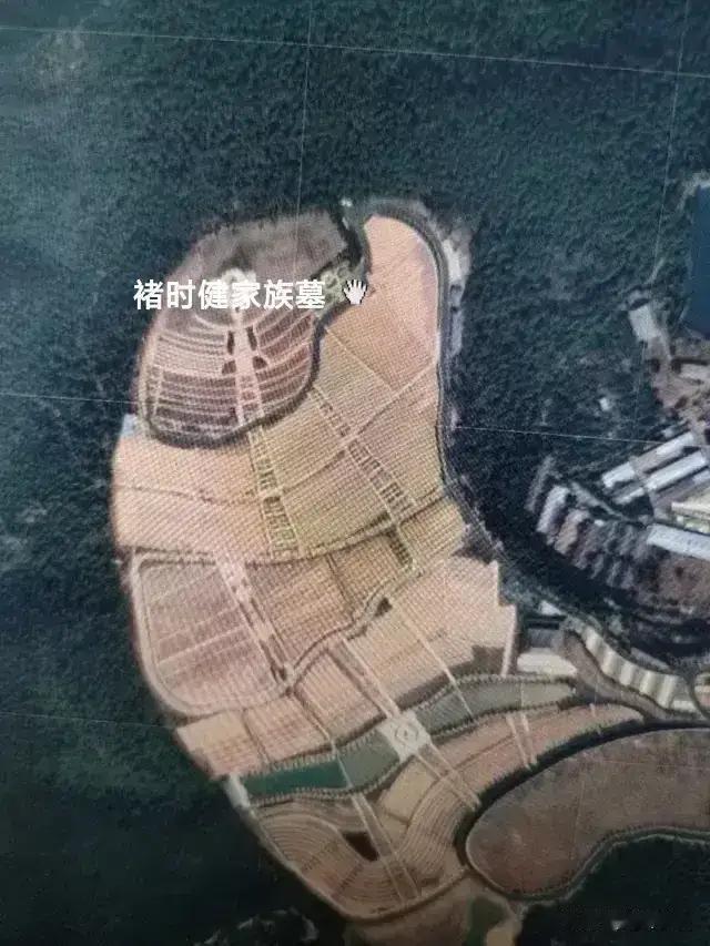 烟草大王褚时健墓及所占区域的卫星地图

褚时健及亲属的墓区占了公墓总面积的十分之