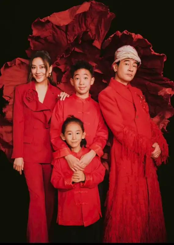 陈小春父子三人神相似，一个模子刻出来的。父子颜值对比 父子的合影 港星父子 最帅