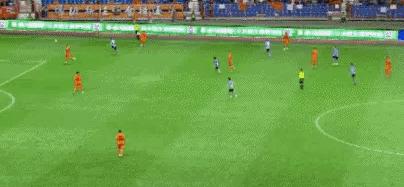 中超赛场再现金牌喜剧人！云南玉昆门将马镇在对阵大连英博的比赛里上演“迷惑操作”，