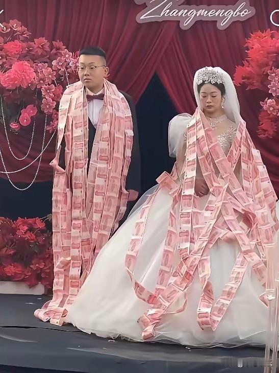 结婚那天，新郎和新娘不高兴愁眉苦脸，这是没有男的钱多吗？