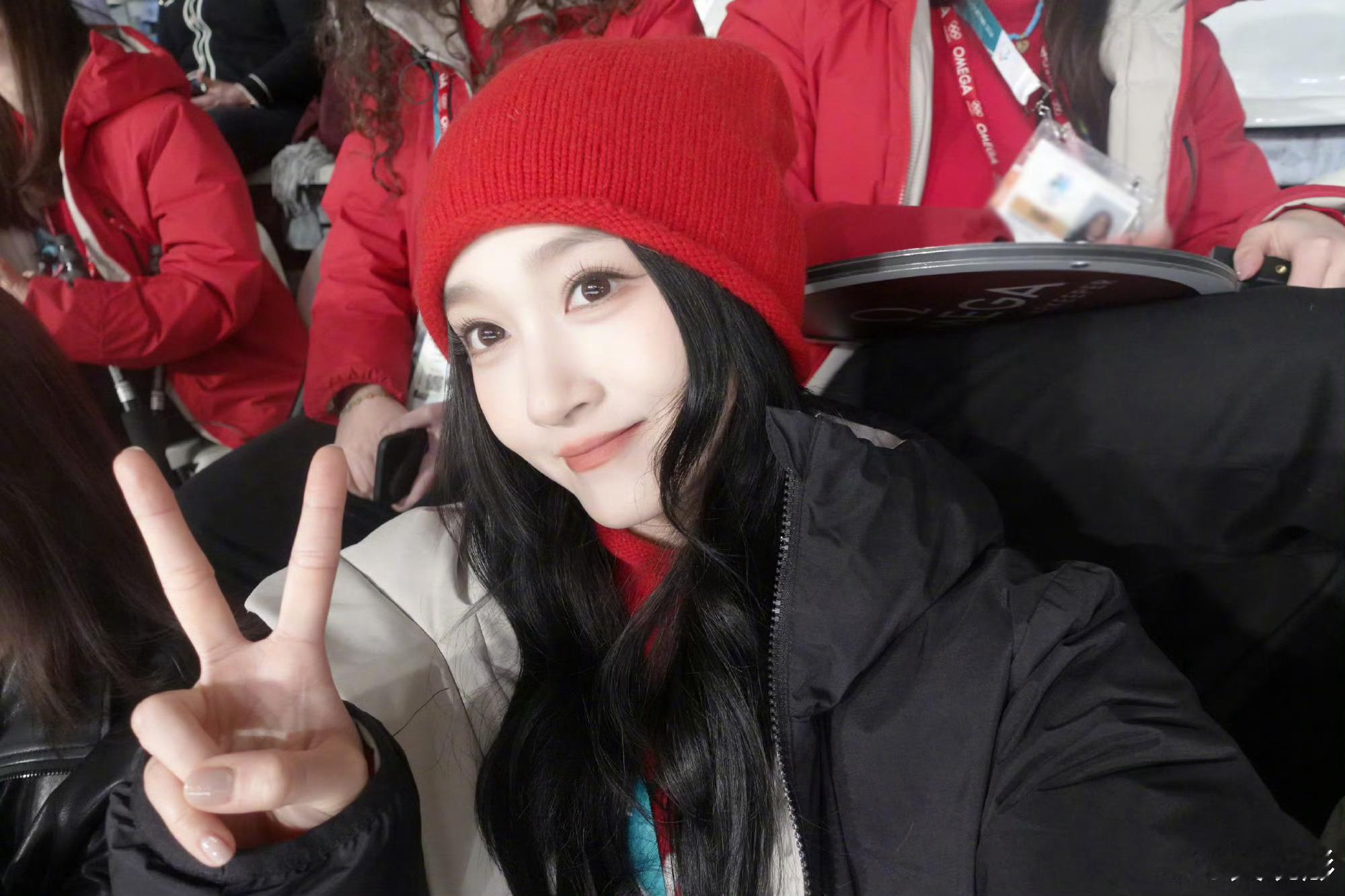 关晓彤晒冬奥会现场照 关晓彤现身冬奥会赛场观赛，现场为中国队加油助威～ 