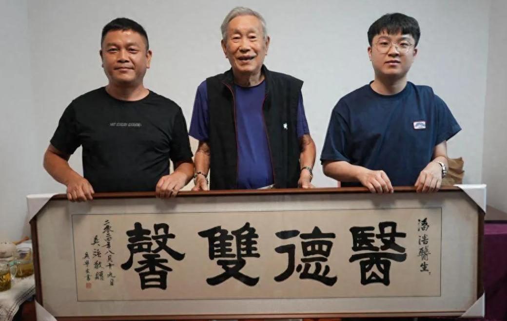 1989年，15岁少年带着肝癌父亲到杭州看病，主治医生见他可怜，多次请他们到家里