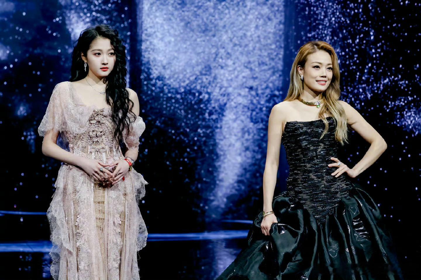 这个阵容内娱好久不见 微博之夜太会整活！王一博、白敬亭等“互联网老公”连番登场，