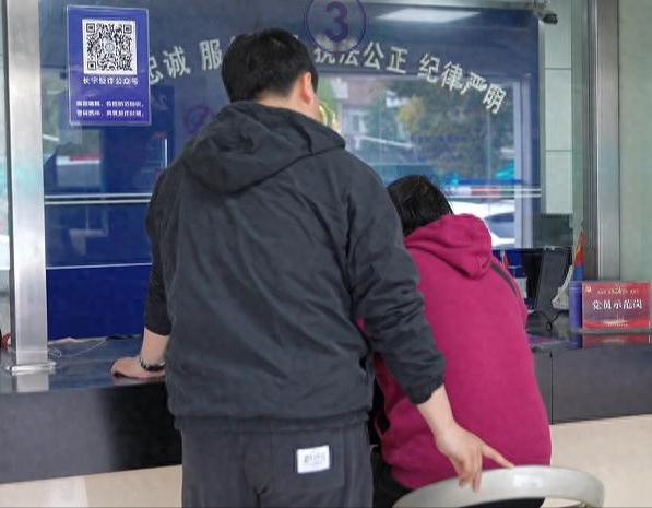 上海，一72岁阿婆在20多年前听信保险员的话，从每月4000元退休金中拿出部分去