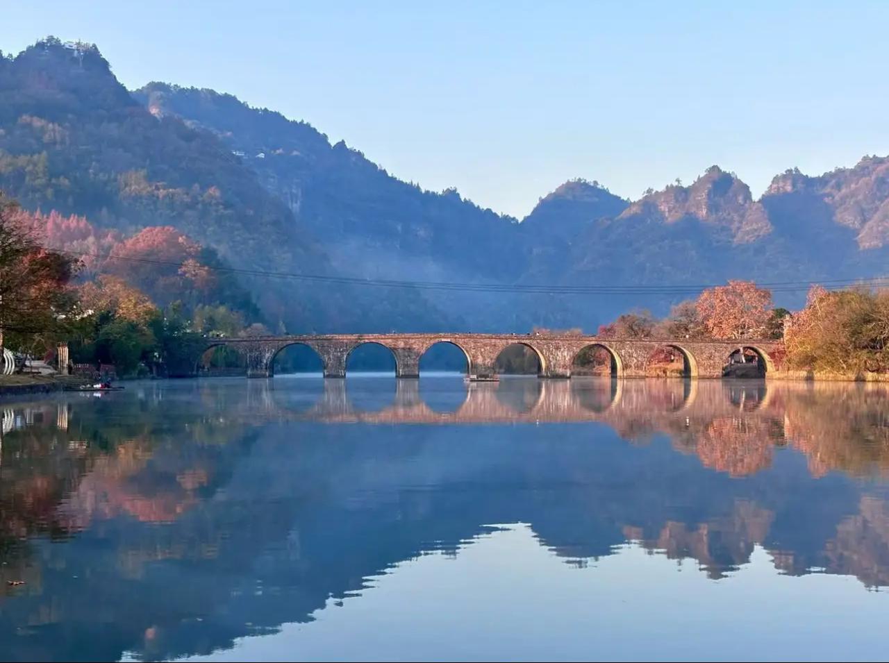 真正聪明的人，
就是不争对错，
不论输赢。
哪怕你说一加一等于七，
你也说正确。