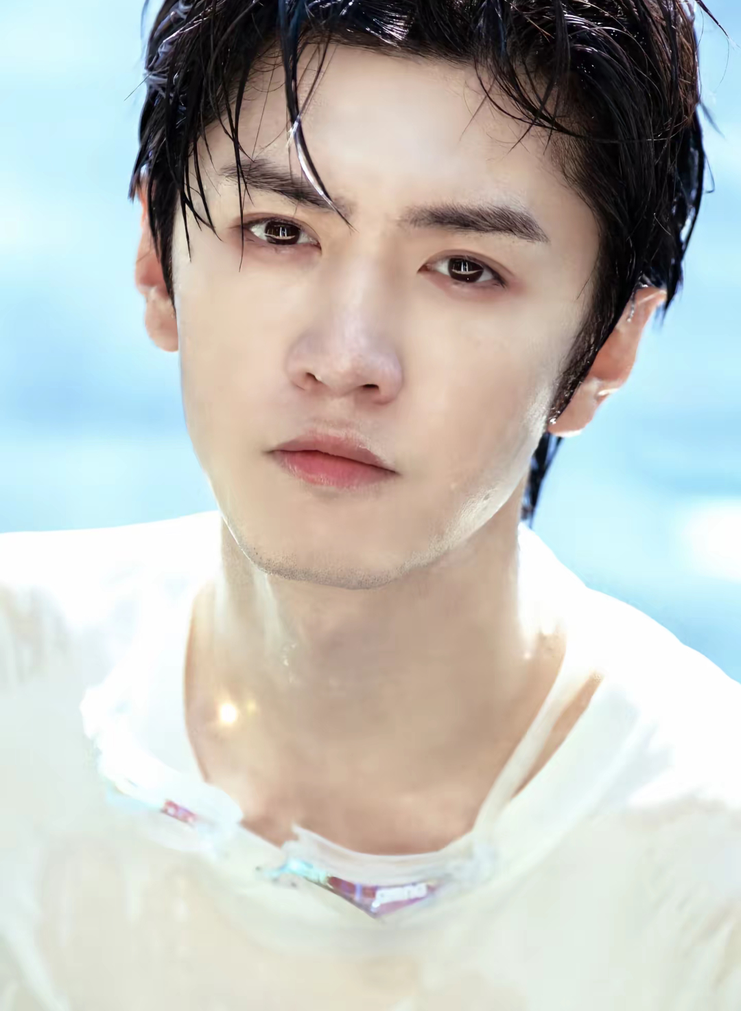 陈哲远仰拍也如此权威陈哲远亮相泰国品牌活动，红黑衬衫叠穿利落又贵气。刁钻仰拍也完