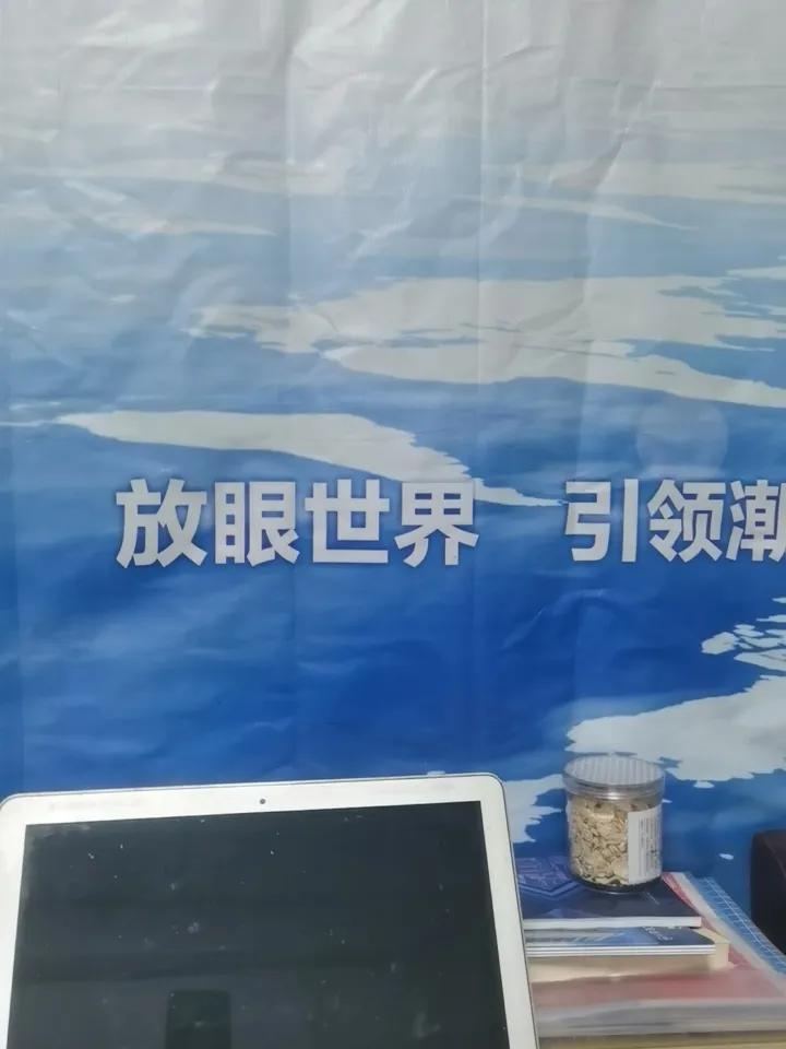 字节飞舞，键盘跳动，每一个思绪都是歌。为什么写作？为钱？为名？为当下？为未来？为
