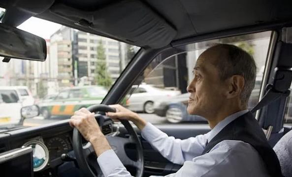 先亮一组扎心的数据：日本65岁以上还在打工的人，930万。连续21年刷新纪录。7
