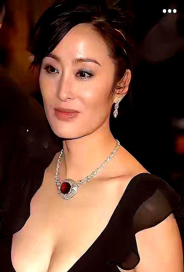 快，让大家看看谁是你老公！
直播镜头直接怼到张敏脸上，小十岁的男友在几万人面前逼