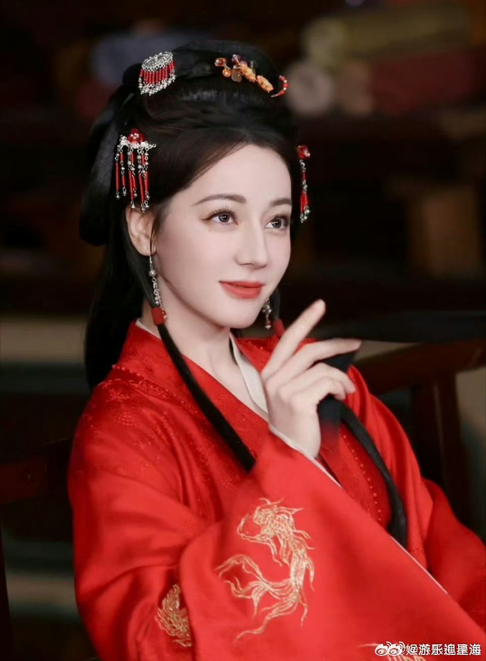 迪丽热巴这段好带感白日是柔弱少女，黑夜是冷面鬼王，迪丽热巴切换自如张力拉满，提灯