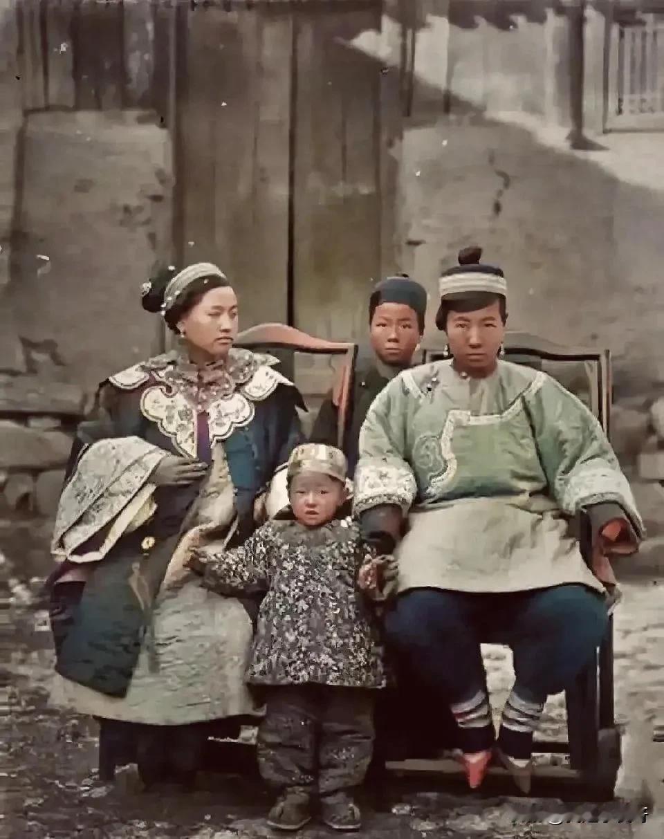 哪个是妻？哪个是妾？你能分辨出来吗？