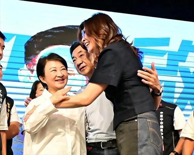 中国国民党主席郑丽文4日到台中市辅选市长参选人江启臣，与台中市长卢秀燕同场造势。