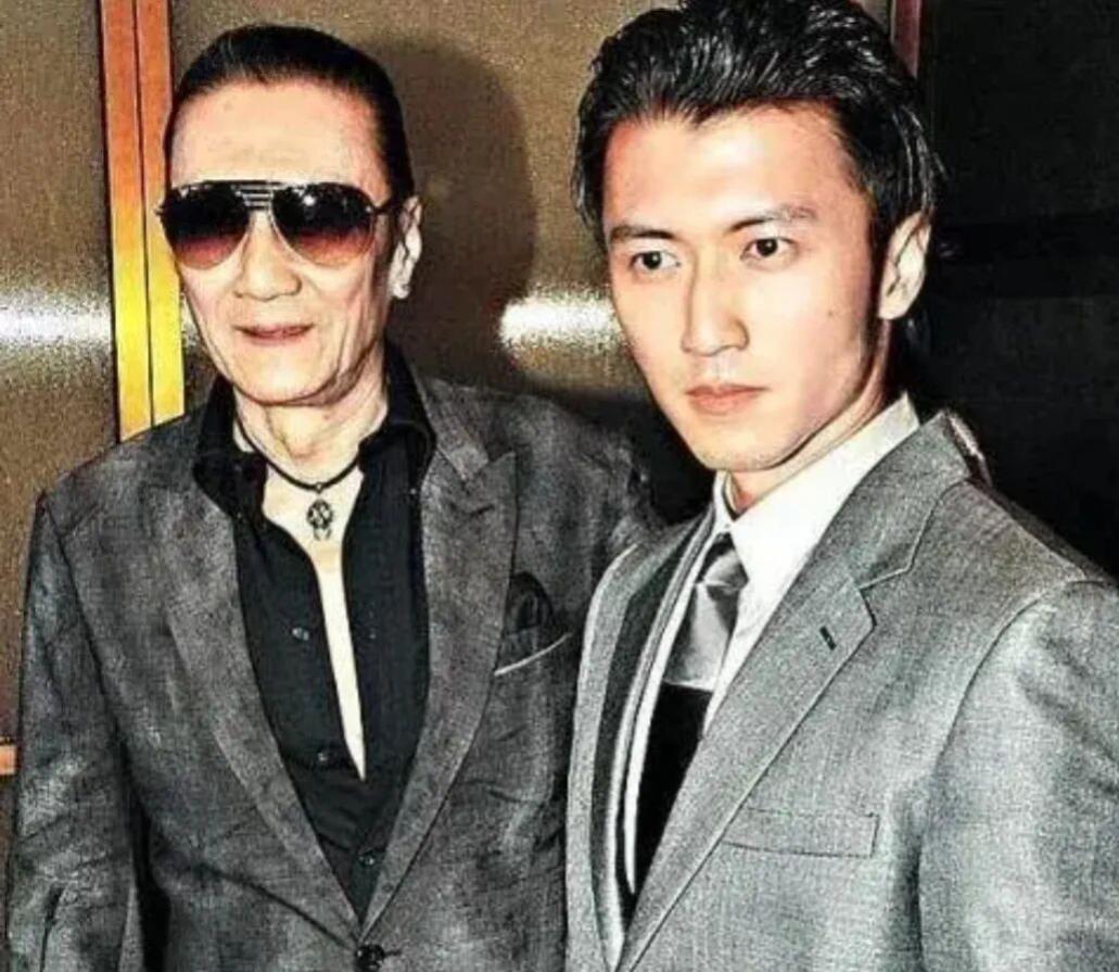 刚刷到谢贤遗产被曝光的信息，给儿子谢霆锋的遗产少的可怜，张柏芝成最大赢家。
谢贤
