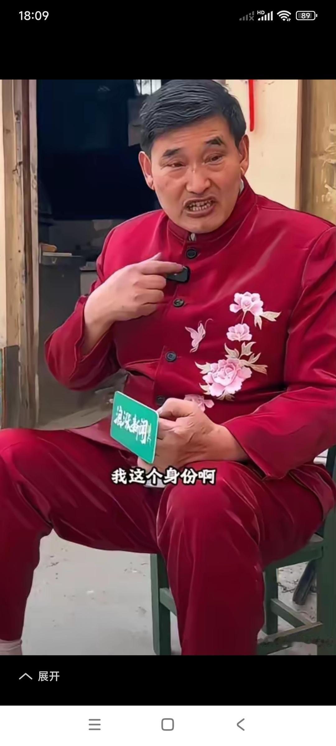 朱之文在家与在演出时的穿戴形象就是不一样。

演出服一穿，那就是一个大明星的形象