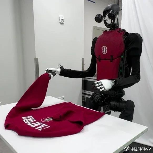 机器人打架和干活哪个难 我觉得机器人打架更容易，真正难的是让它老老实实干活。你看