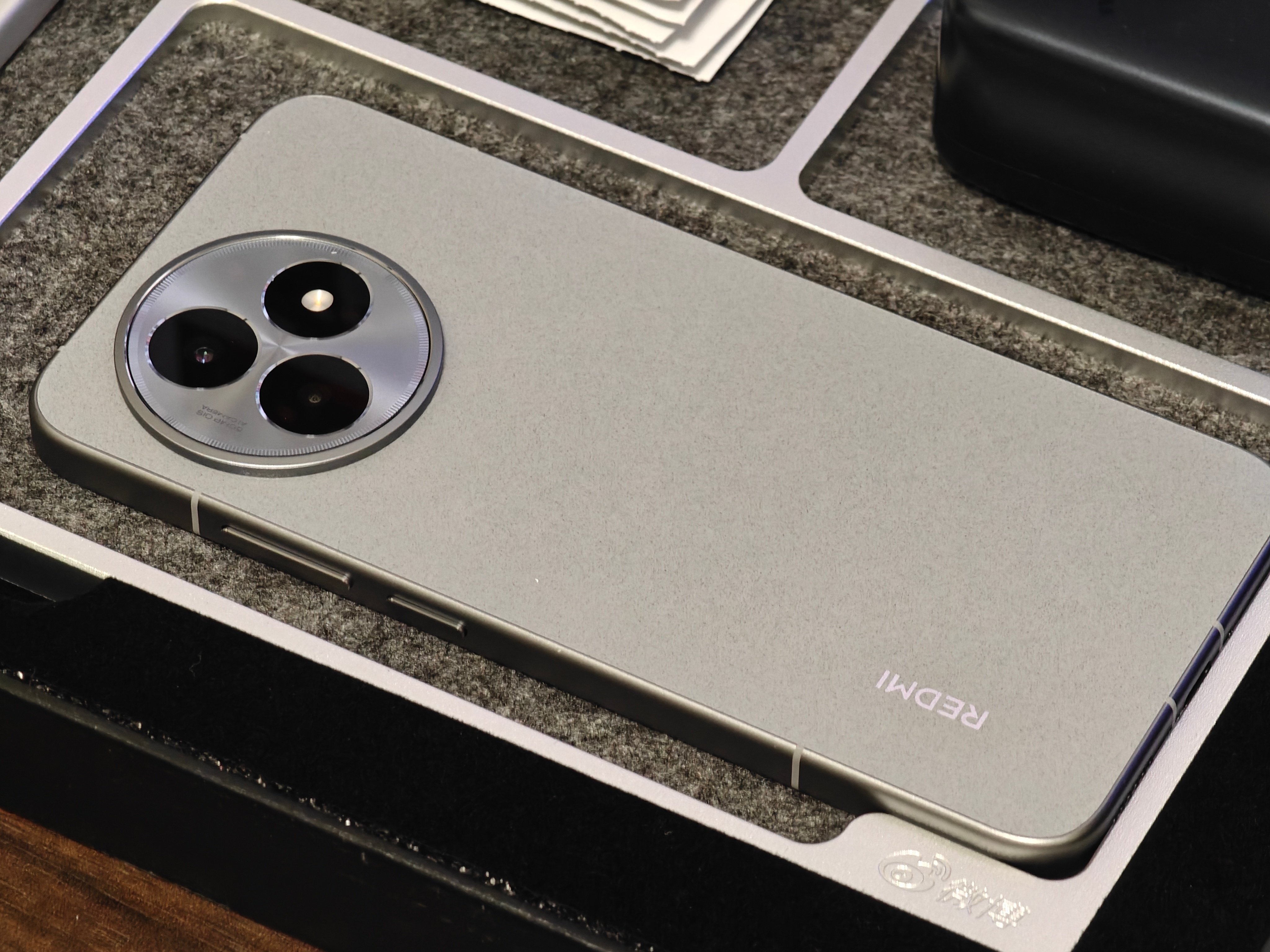 现在的中端机早不是从前，旗舰配置下放是常态。你花的钱，更多是买旗舰的精致感和顶尖