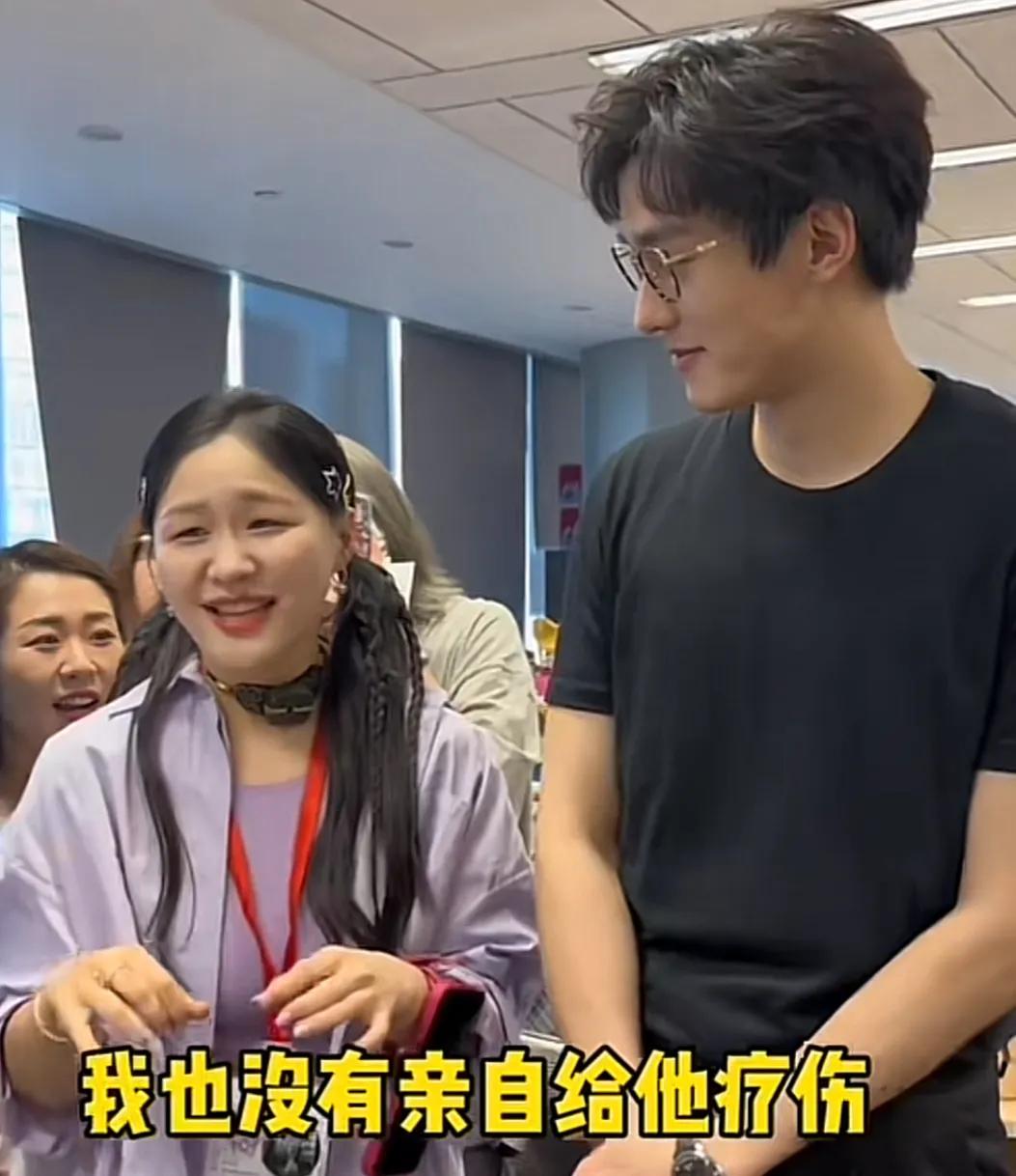 金靖扫楼摸男明星的胸！
这一刻很懂金靖的快乐，孙晨竣玩游戏，输了惩罚是被摸胸，金