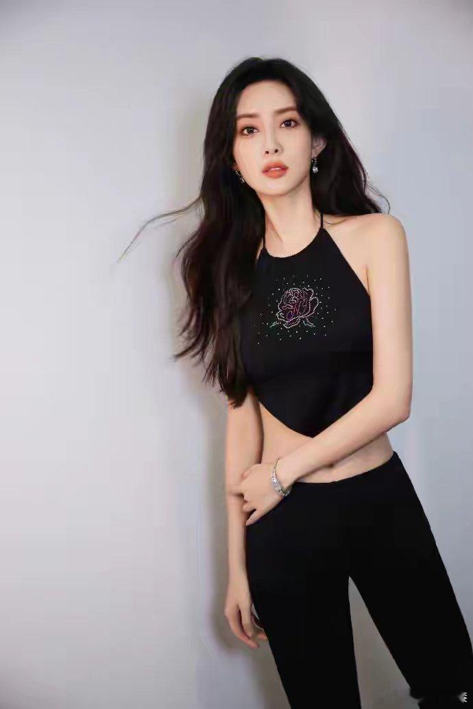 孟子义发露背性感写真！肤白貌美身材曼妙太惊艳了孟子义