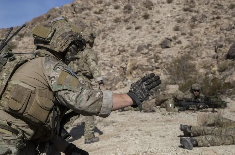 美国海军前情报官员马尔科姆·南斯透露，美国正大规模向中东地区调派特种部队。据他所