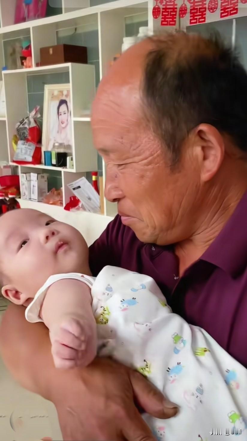 傻大妮的宝贝孙子养得真好，白白胖胖的，十分惹人喜爱。

王常输抱着大孙子，喜欢得