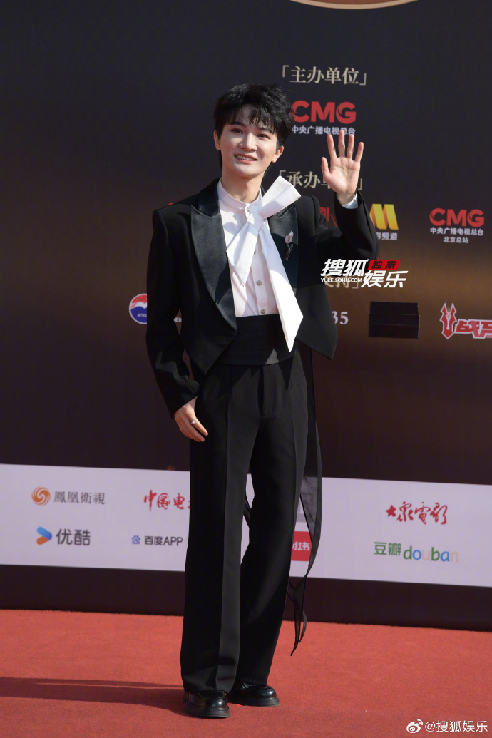 周深亮相CMG中国电影盛典 