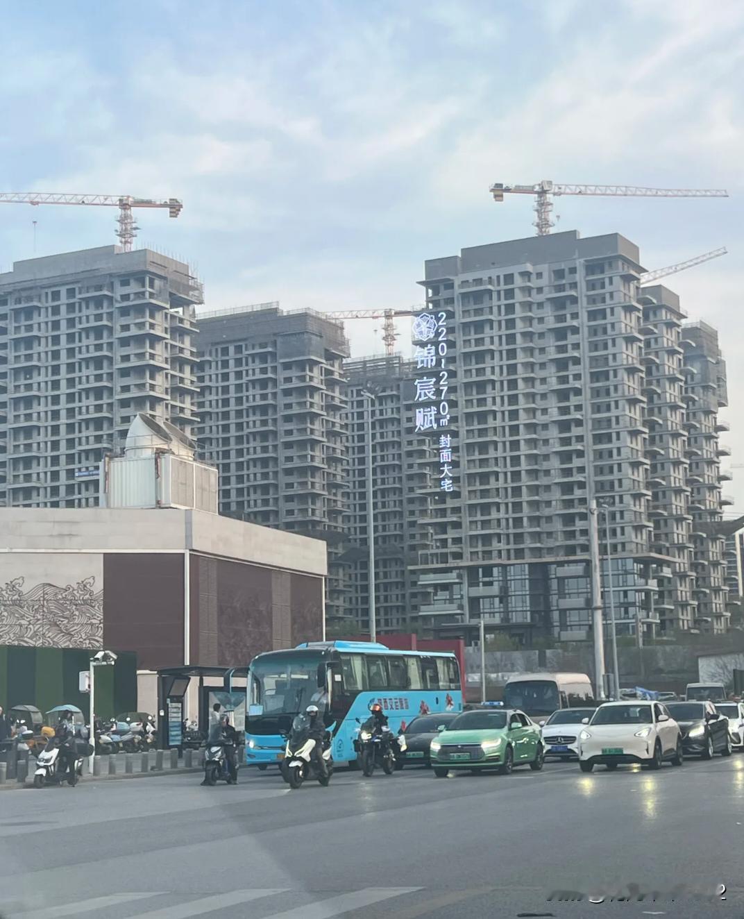 路过两个四代宅
密密麻麻，楼间距一个比一个近
是不是装上玻璃会好些呢？
这两价格