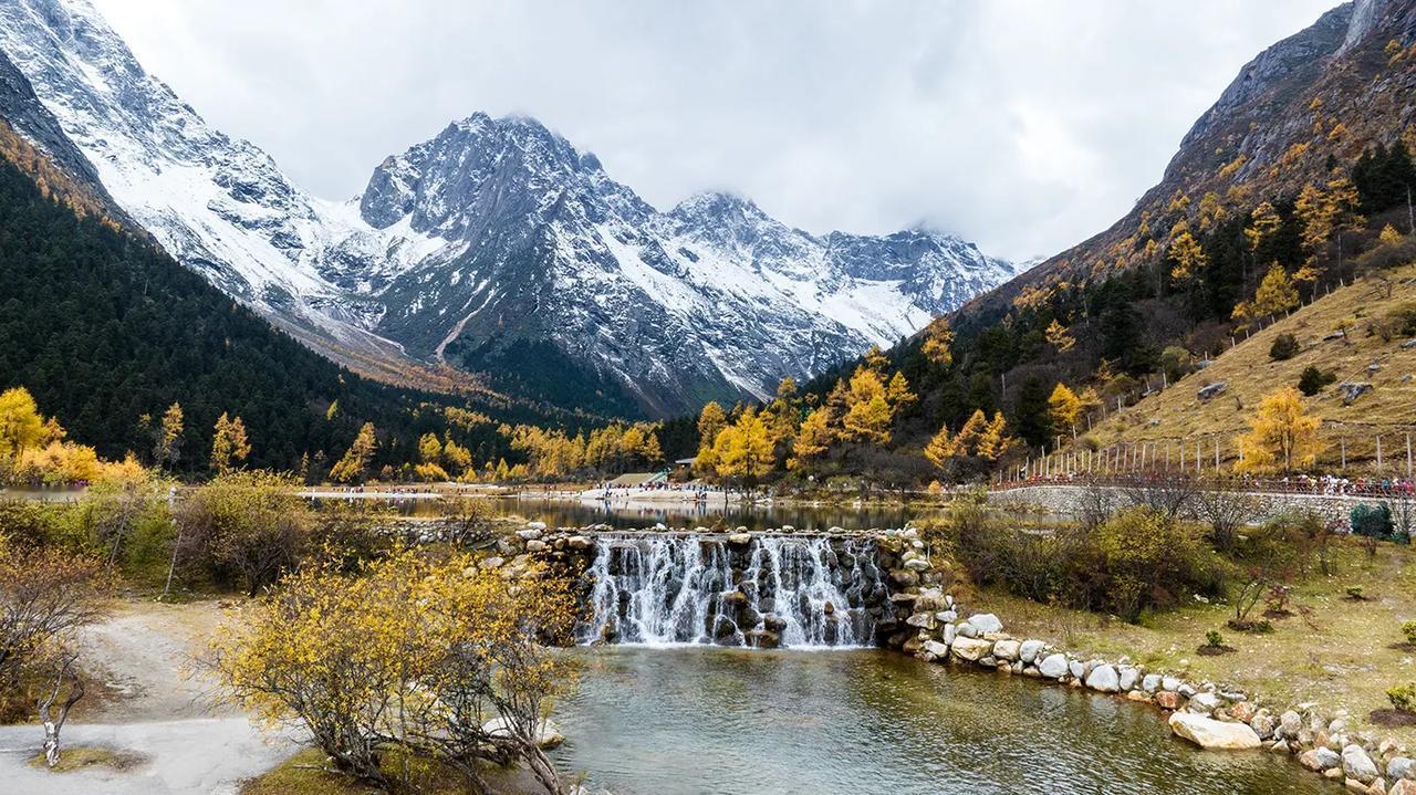 昨天拍的四川毕棚沟。毕棚沟，每到十月至十一月，雪白的冰山、金黄的落叶松、碧蓝的湖
