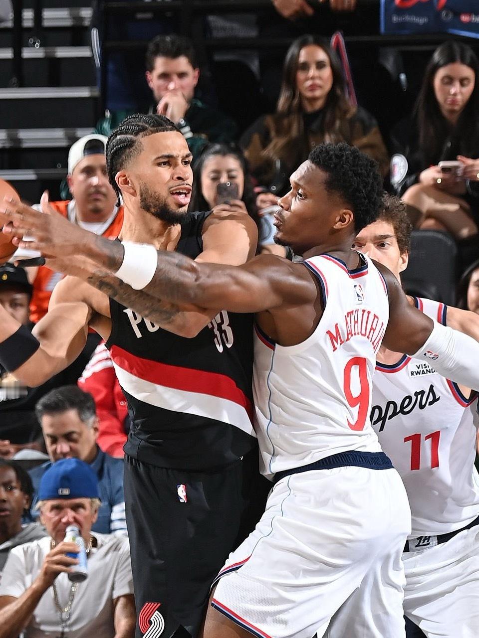 开拓者落后快船1个胜场，暂列第九！最后两场比赛，开拓者全部赢下即可反超快船，拿到