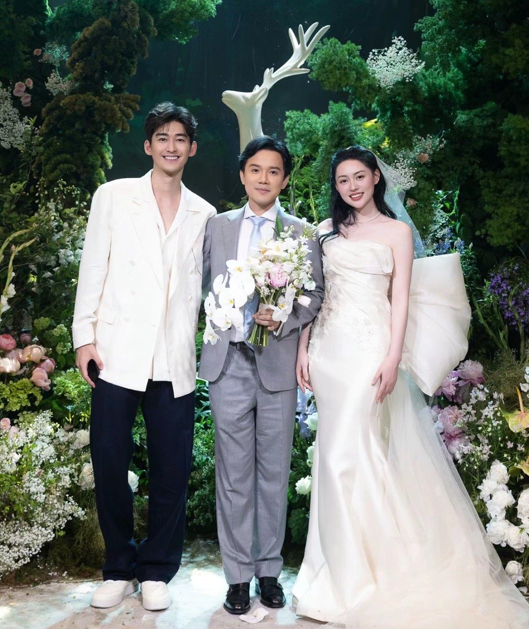 张翰去当伴郎了颜值还是很顶的明星和素人真的是不一样 ​​​