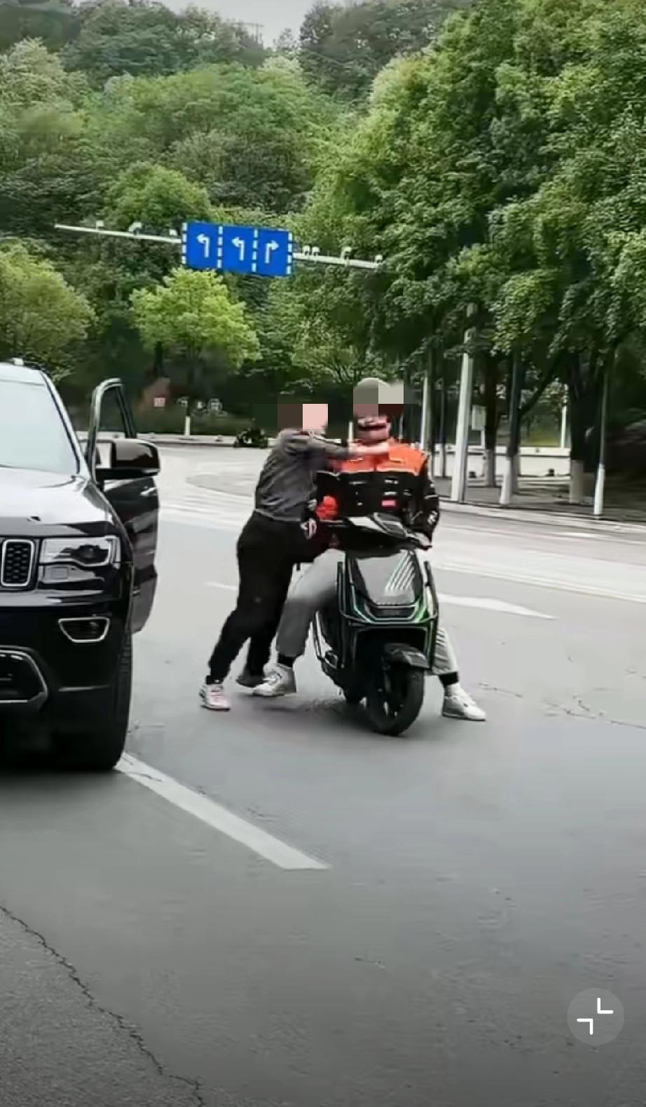 小伙子能成大事，真能忍！普通人成事 小伙好本事 小伙子的几句话
