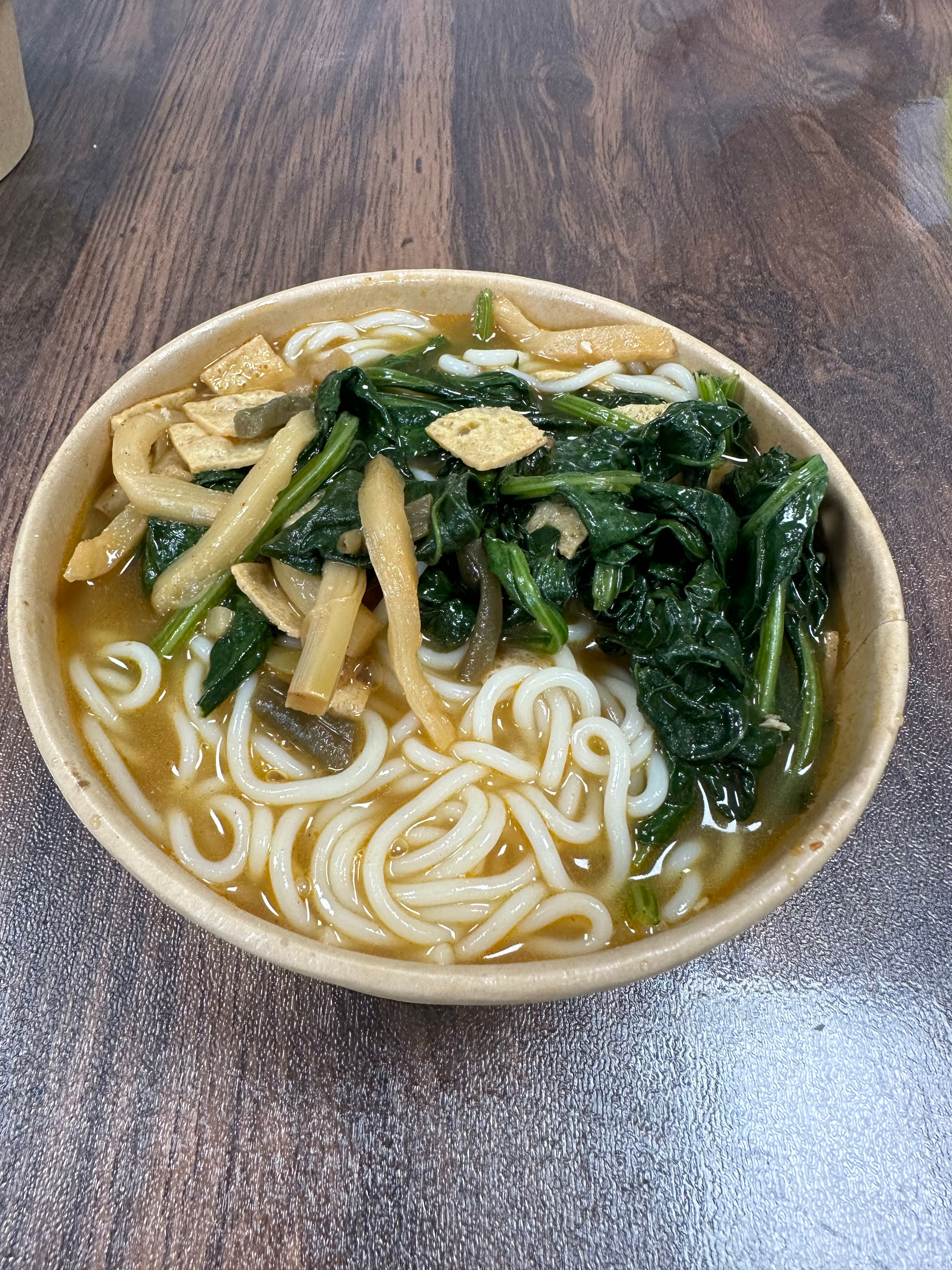 食堂煮了鸡汤 用来煮螺蛳粉应该很棒当然 用的是哥教给的方子 过凉水