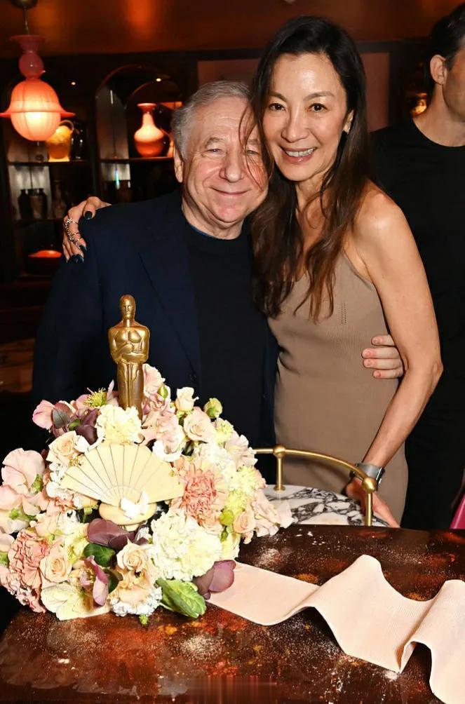 61岁杨紫琼与外籍男友结婚。该男子名叫菲利普·马萨，77岁，是一名富商兼车手，年