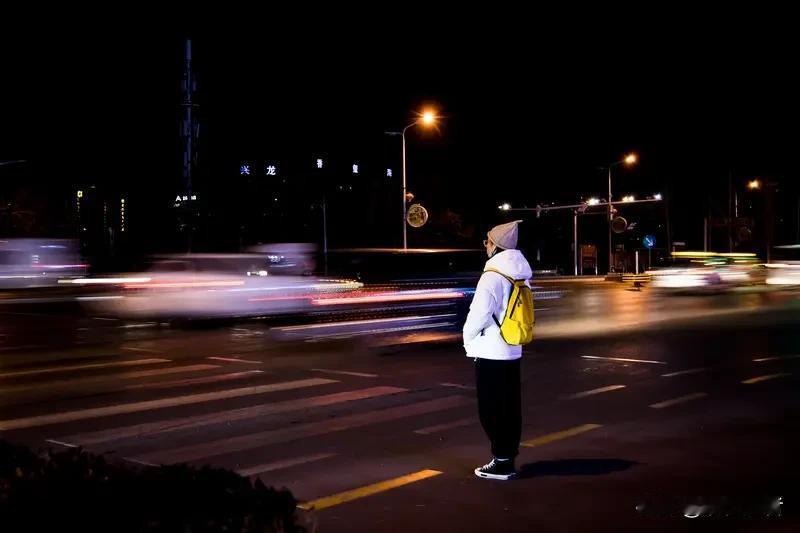 当下社会弥漫着令人窒息的迷茫感，物质至上的价值观让普通人的生活充满变数。微薄的收