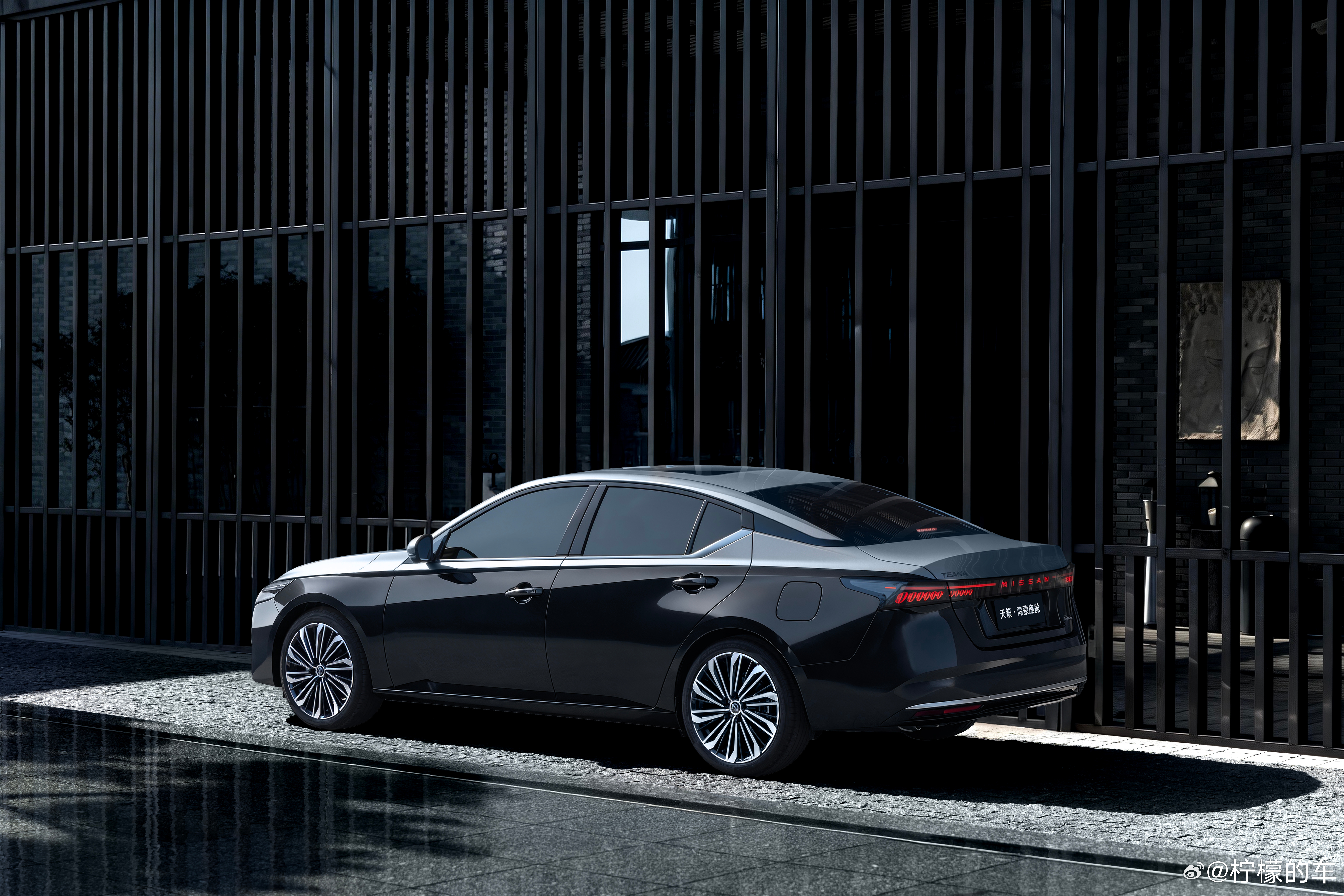 谁说厂二代都是八块腹肌，光鲜亮丽？车库里全是豪车？看看这位厂二代的车库，除了迈巴