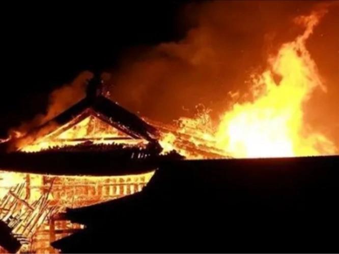 14年前，刘强一把火烧了靖国神社。回国后，没成英雄，反丢了工作，妻子也跑了。有人