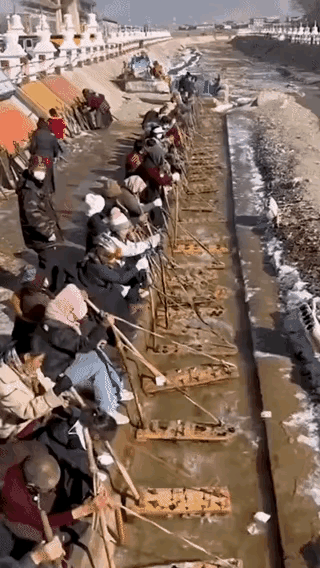 这是做什么工作？怎么看也没有看明白，这应该是在生产一种什么东西，属于劳动密集型的