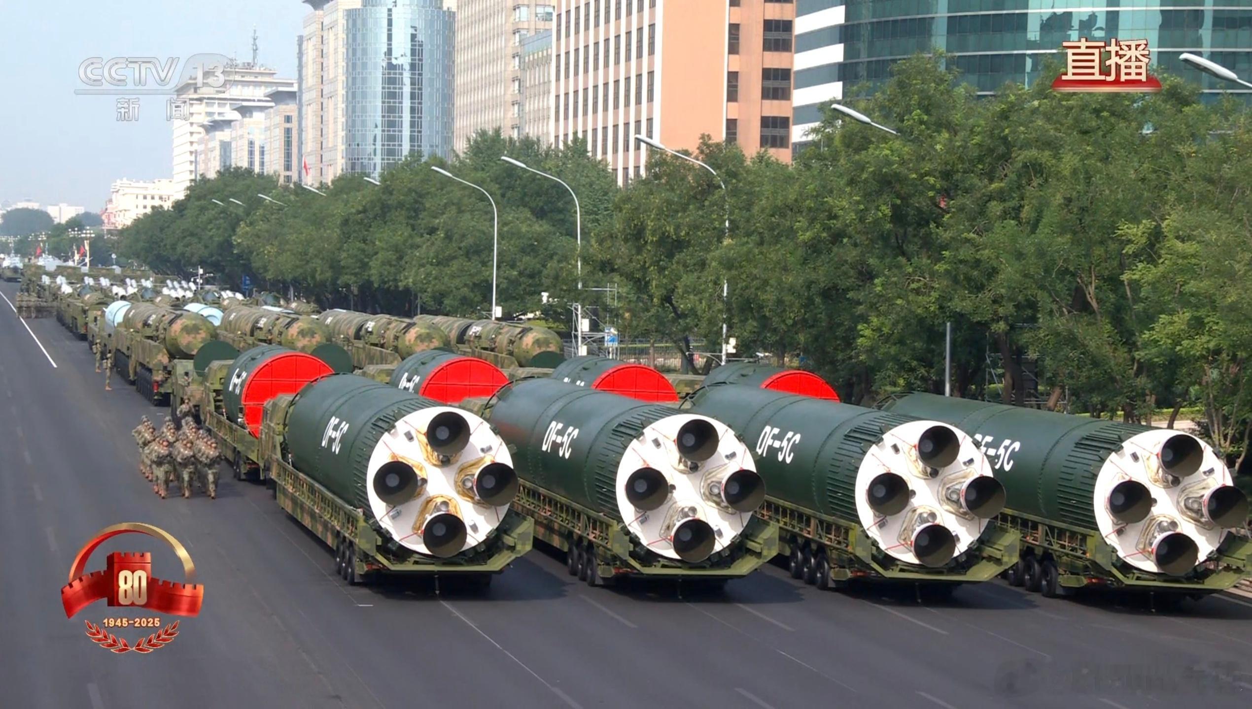 九三盛大阅兵 跟着国家开眼了......内心OS：“这是啥？这又是啥？啊？？？”