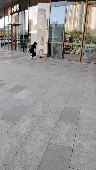 现在有些男生为了追求女生膝盖都这么软吗？
怎么动不动就向女生下跪！
你以为这样做