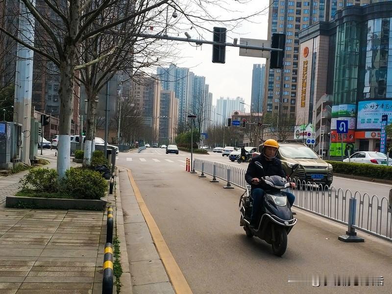 交警这波“柔性执法”太绝啦！不贴罚单送泡面，司机眼眶都红了。
“违停没吃罚单，反