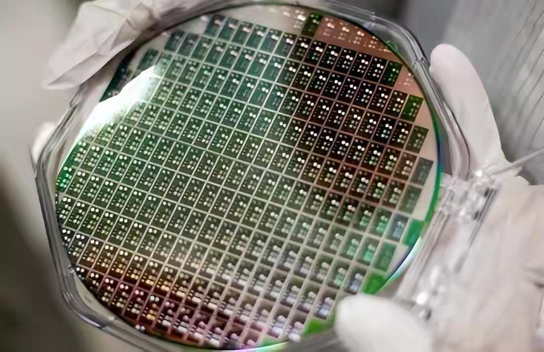 日本手握全球90%光刻胶市场，中国芯片工厂的命脉悬在一纸出口许可证上。

当中日
