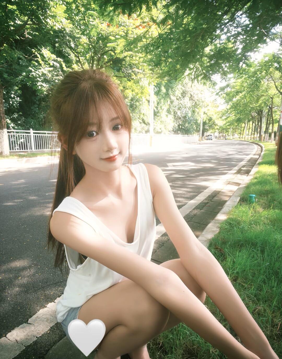 阳光下的甜美少女，微笑如春风般温暖。🌞💖