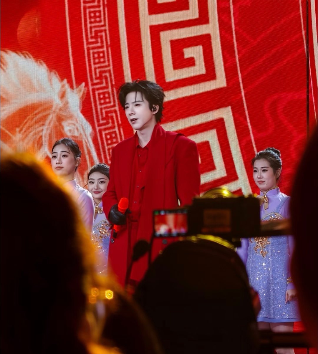 存一组帅气红彤彤的老大美图，太好看了越看越爱，每一帧都被惊艳到了～刘宇宁录春晚被