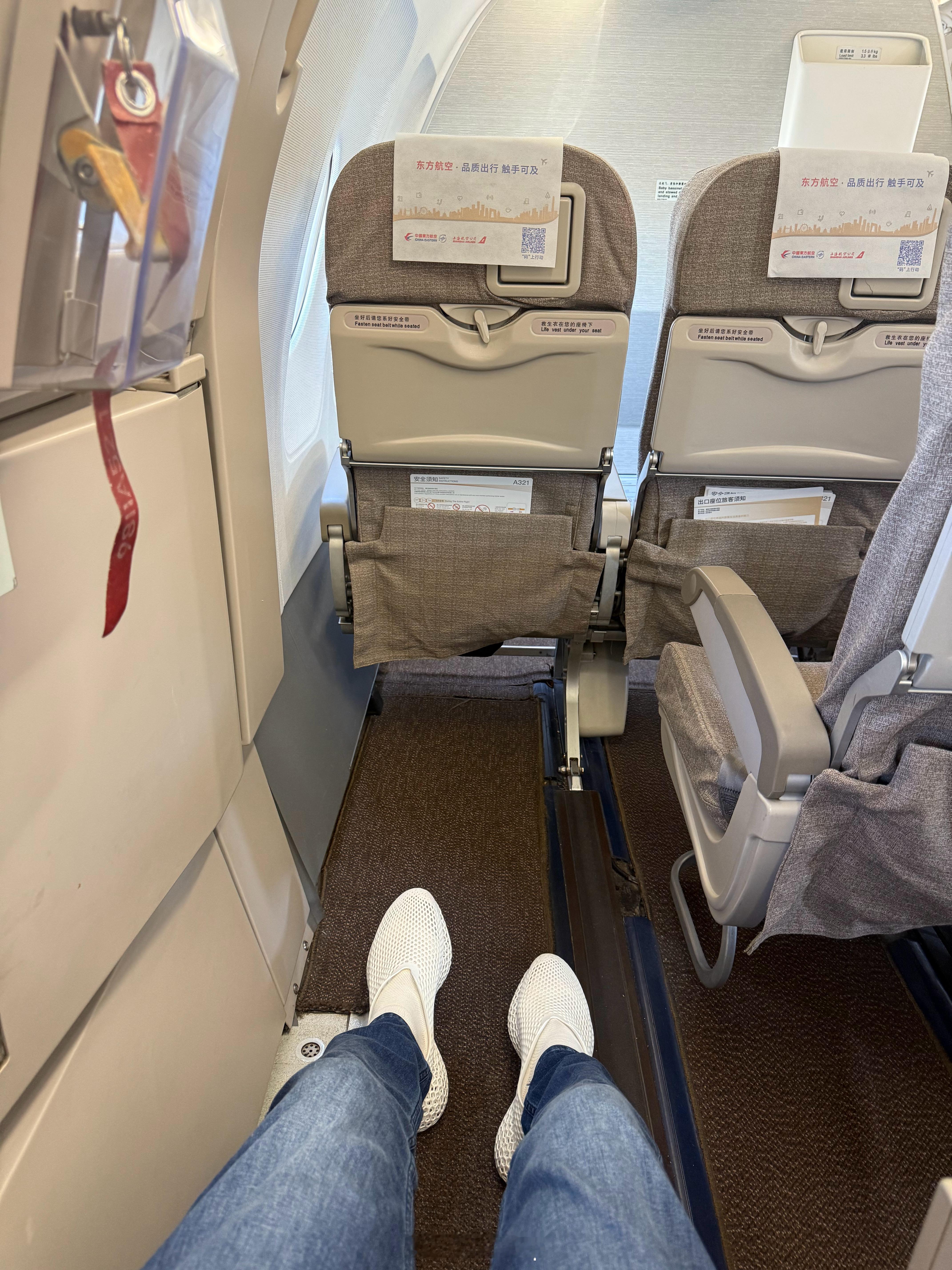 失算了，特意选的靠窗位置以为我前面会坐空姐呢，结果空姐坐在旁边[doge][do
