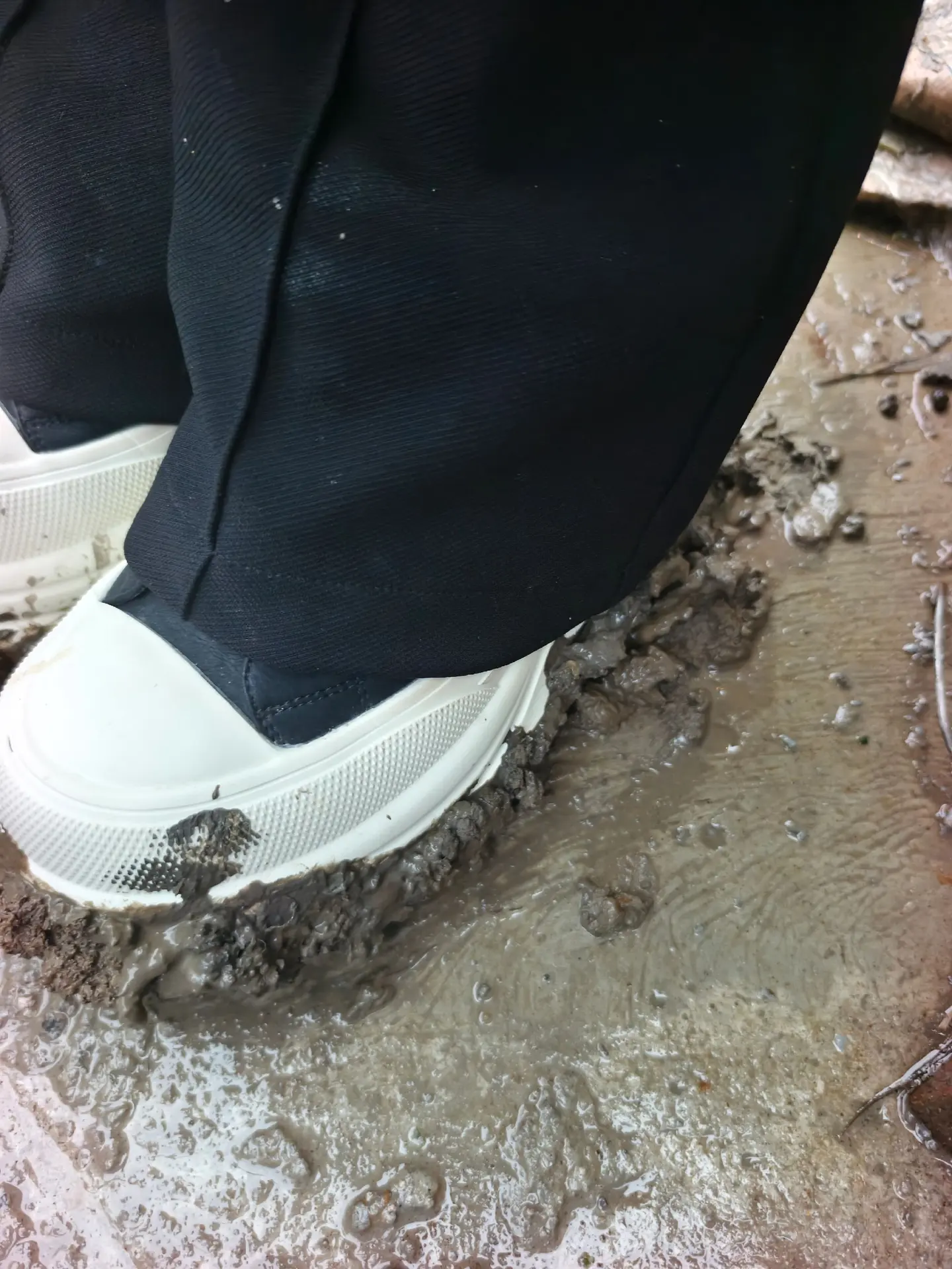 鞋子都特么洗不赢，一天一两次都还是这样，唉！作为一名塔吊司机说实话我是...