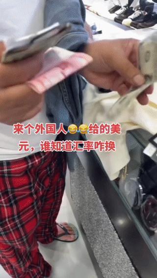 一名印度男子来到一家服装店买衣服。
由于他身上带的人民币现金都已经花光了，所以他